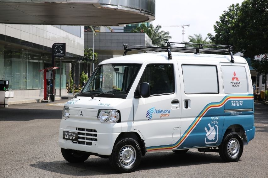 Mitsubishi, Gojek, Pos Indonesia, DHL dan Haleyora Power Bekerjasama Uji Kelayakan Mobil Listrik Komersial