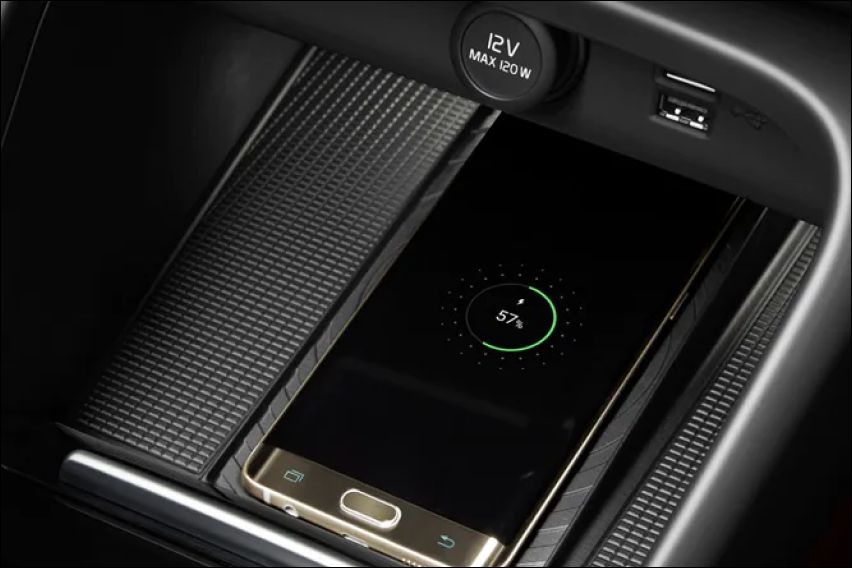 2022 Volvo XC40 Recharge Pure Electric P8 wireless charging