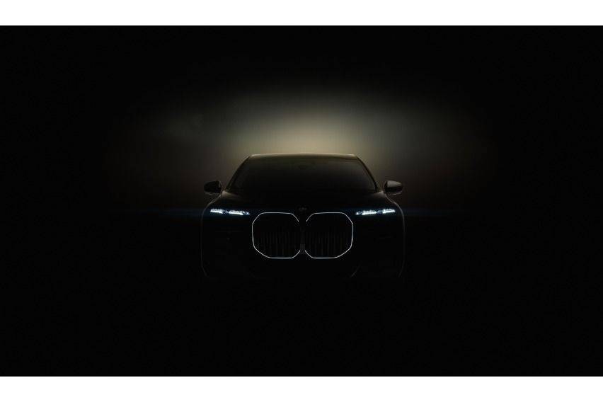 BMW teases i7 flagship electric sedan with 610km of range and theater screen