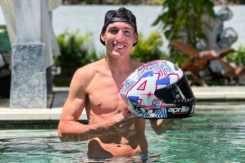 Aleix Espargaro giveaway helm Motogp