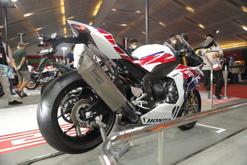 Honda-CBR1000RR-R-SP-Fireblade-30th-Anniversary