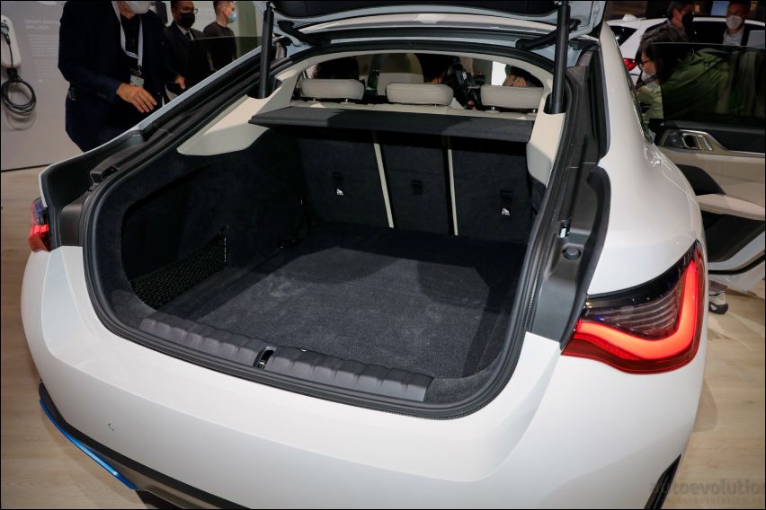 BMW i4 eDrive40 M Sport luggage comparment