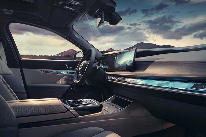 BMW i7 Curved Display