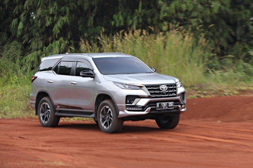 Test Drive Toyota Fortuner GR Sport: Mesin 2,8 Liter Jelas Mendongkrak ...