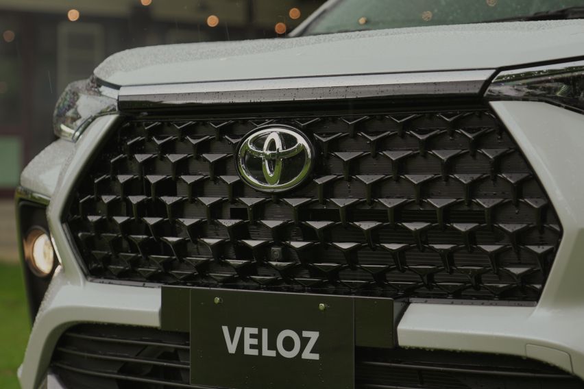 2022-Toyota-Veloz-hexagonal-grille-1