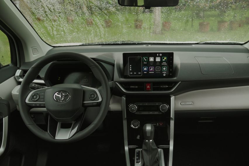 2022-Toyota-Veloz-Cockpit-view-1