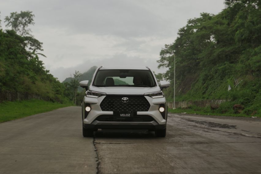 2022-Toyota-Veloz-rinnung-from-behind-aggressive-1