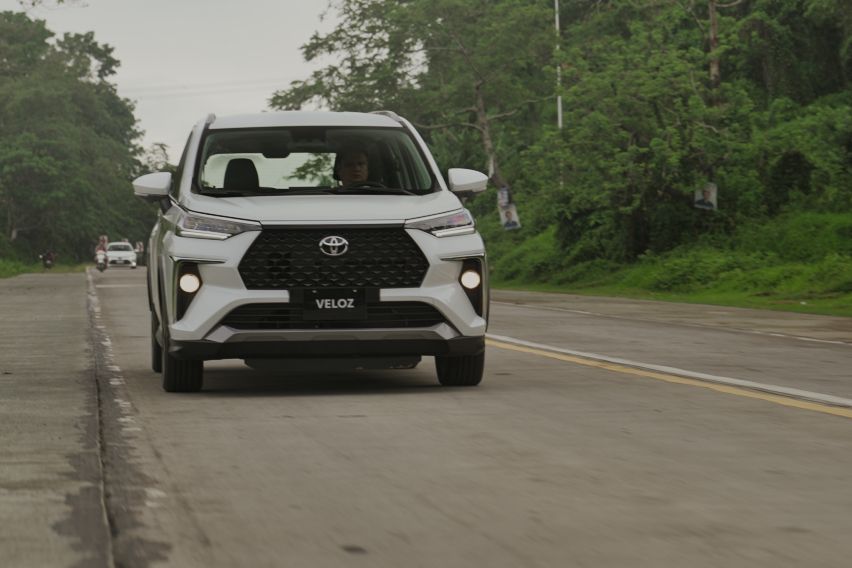 2022-Toyota-Veloz-oncoming-advancing-1