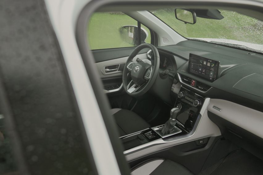 2022-Toyota-Veloz-cockpit-peek-1
