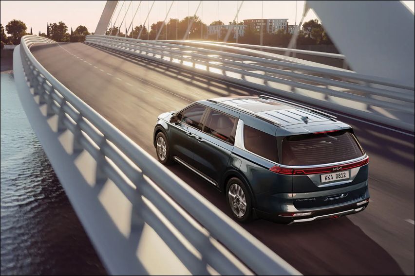 2022 Kia Carnival rear