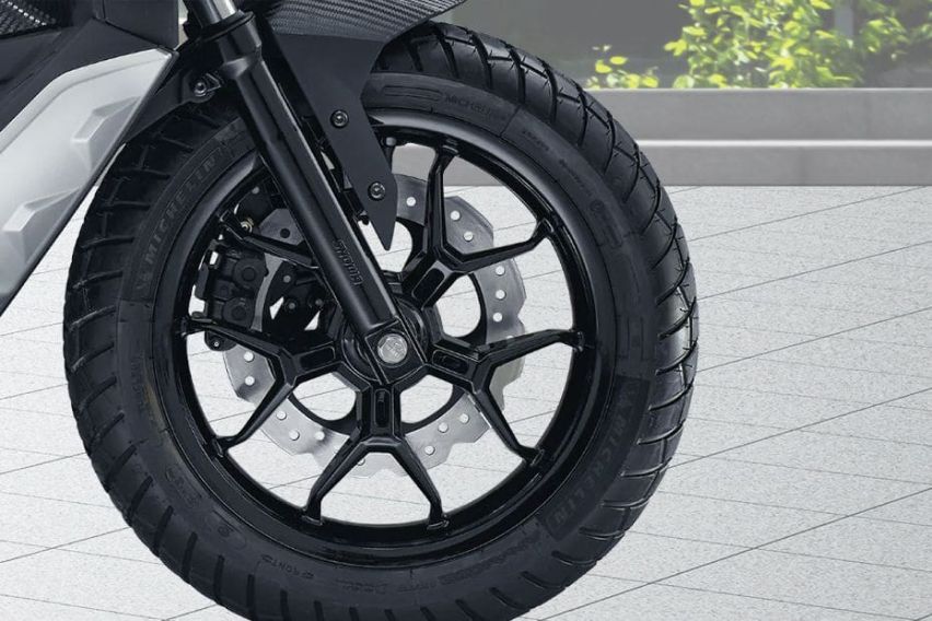 2022 Aprilia SR GT 200 wheels