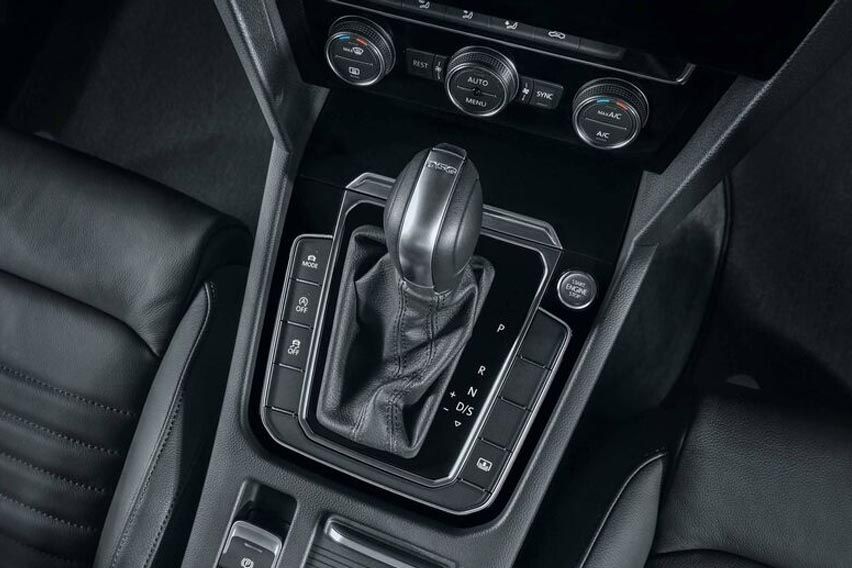 Passat Elegance vs. Passat R-Line: Transmission