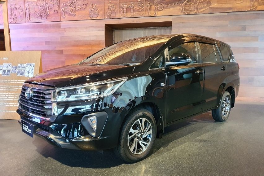 Kijang Innova & Alphard Batik Iwan Tirta