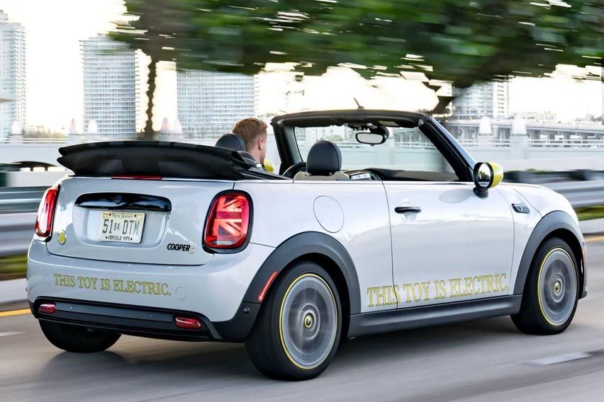 new Mini Cooper SE Convertible debut