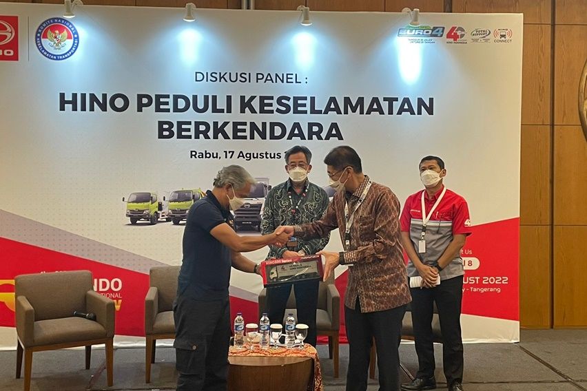Hino Peduli Keselamatan Berkendara