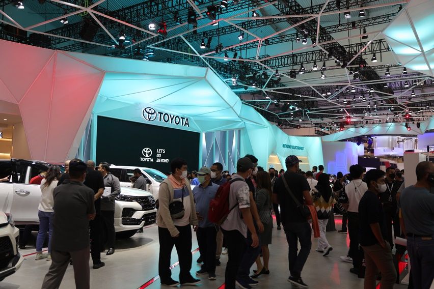 Pengunjung booth Toyota