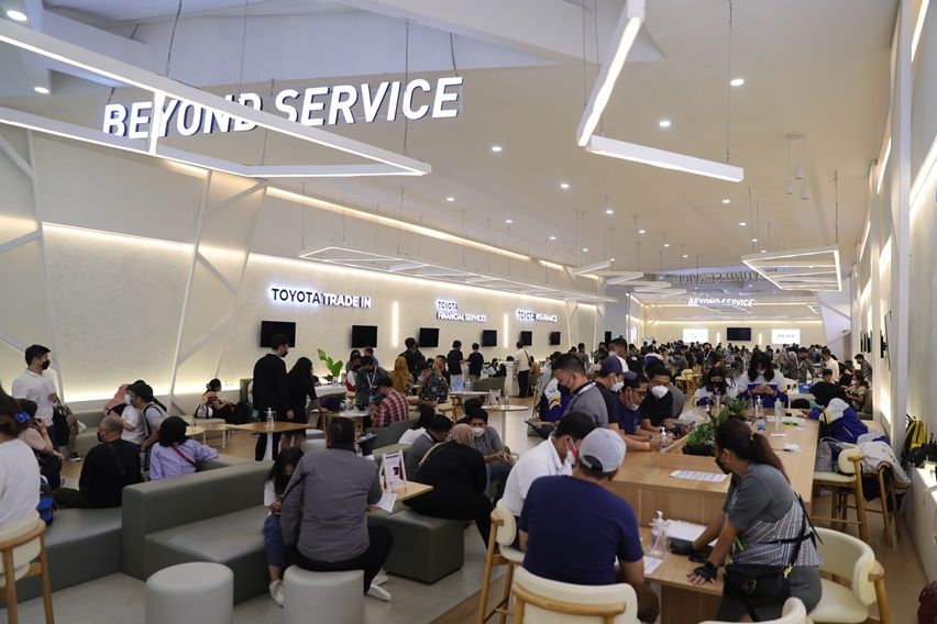 Pengunjung booth Toyota