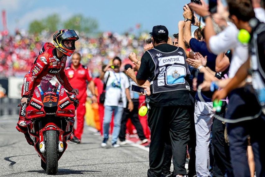 MotoGP 2022: Bersaing Sengit, Bagnaia Kalahkan Bastianini dengan Selisih 0,034 detik di Misano