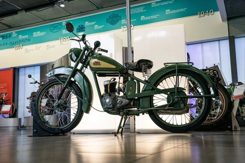 Momen Gagah Ratu Elizabeth II Tunggangi Sepeda Motor BSA