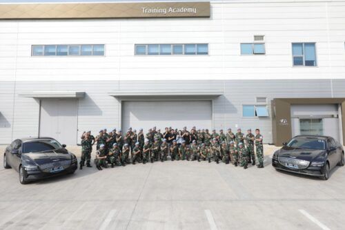 Hyundai Mengajar TNI dan Paspampres Mengemudikan Mobil Listrik
