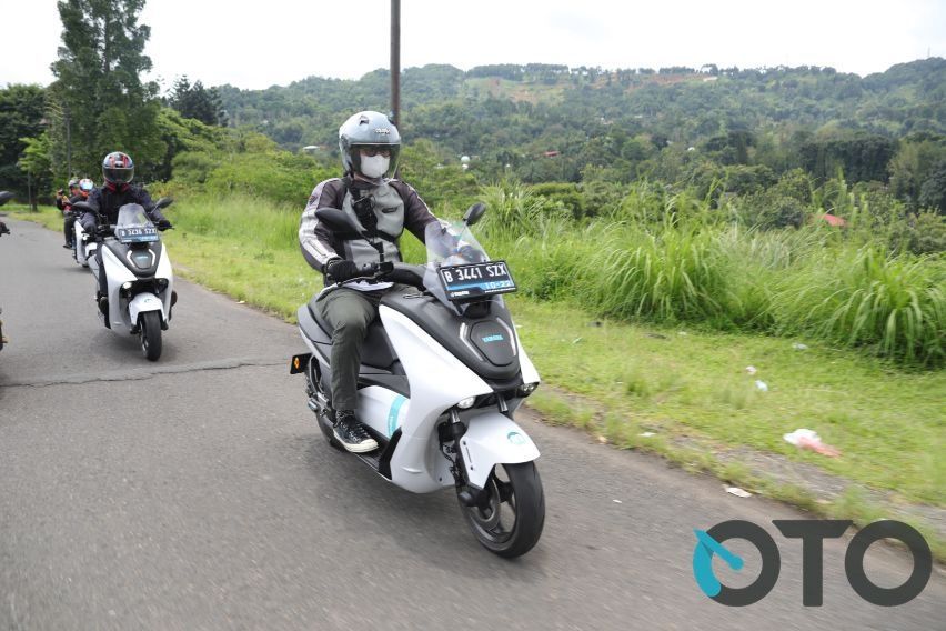 First Ride Motor Listrik Yamaha E01: Handling Mantap, Feeling Berkendara Persis Motor BBM