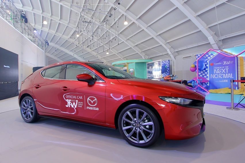 Mazda Tingkatkan Citra Merek Premium Lewat Jakarta Fashion Week 2023