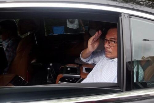 PM Anwar Ibrahim chooses Toyota Camry over the Mercedes S600!