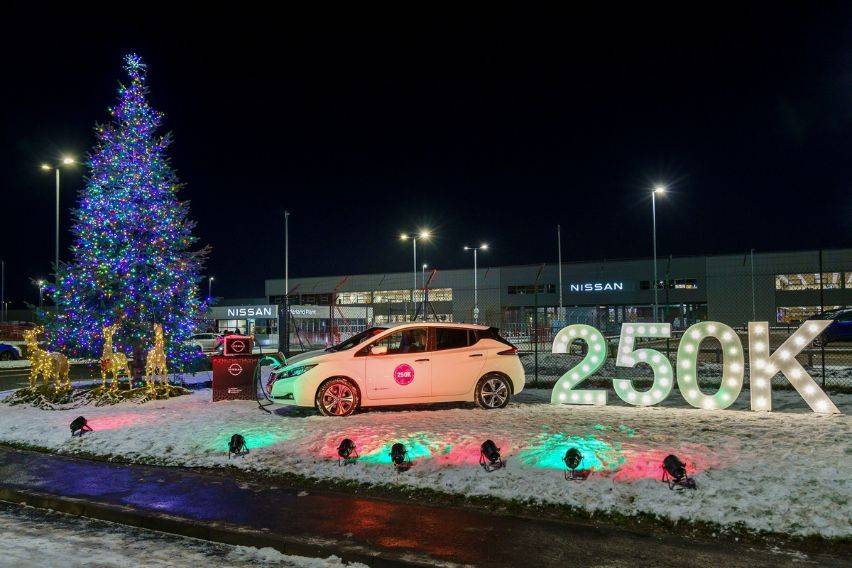 Nissan Leaf powers UK plant’s Christmas display