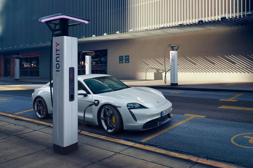 A new optional upgrade reduces Porsche Taycan’s charging time 