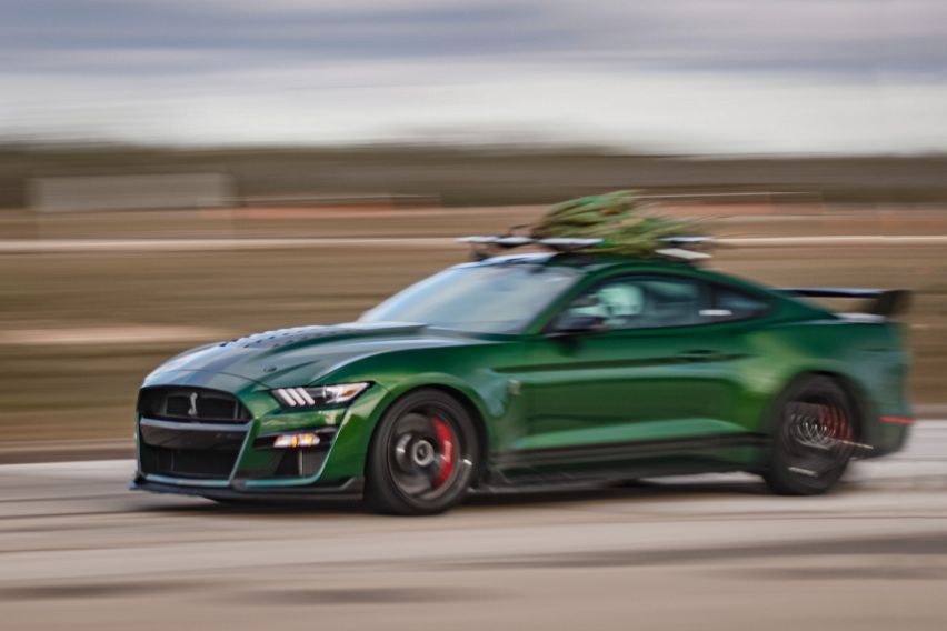 2024 Hennessey Venom Mustang 1000 runs at 300kph with Christmas tree on roof 