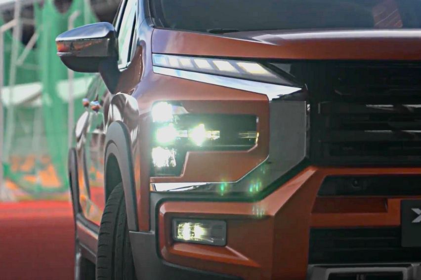 Mitsubishi Xpander Cross Headlamps close