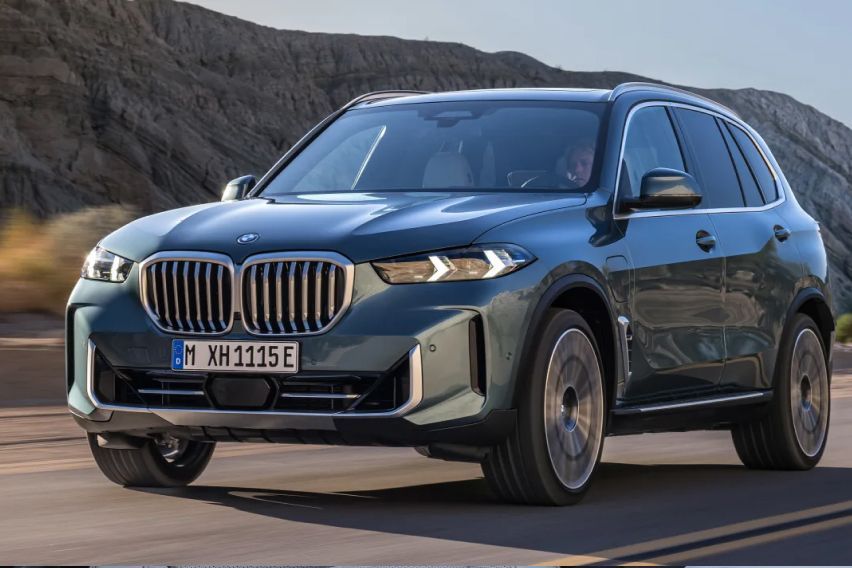 BMW X5 enjoys a mid-life facelift; gets new design, powertrain, & tech updates 