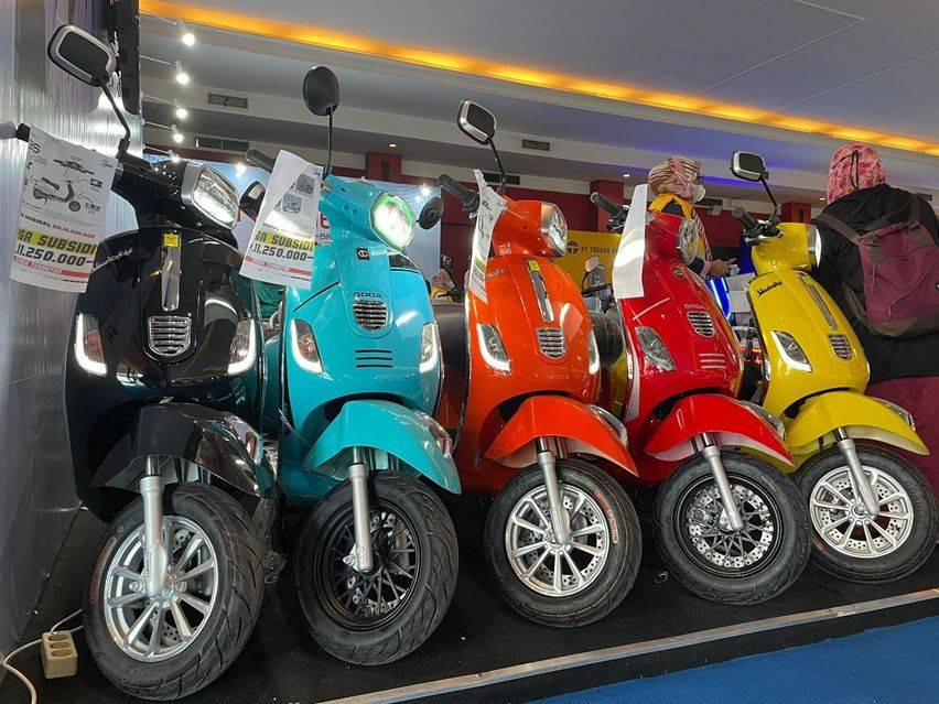 IIMS 2023: Dua Merek Motor Listrik Kloningan Vespa Ini Dijual Rp11 Jutaan, Intip Spesifikasinya