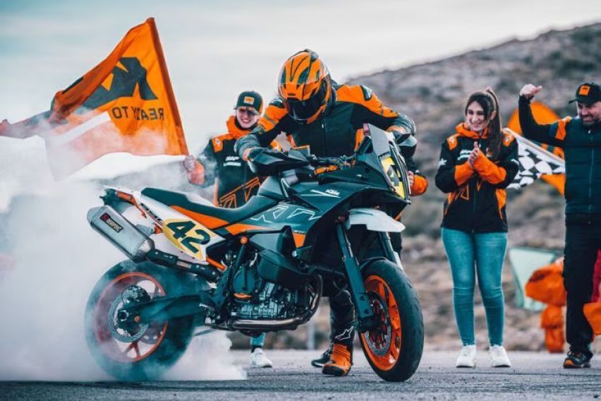 All-new KTM 890 SMT Supermoto Tourer SPECS