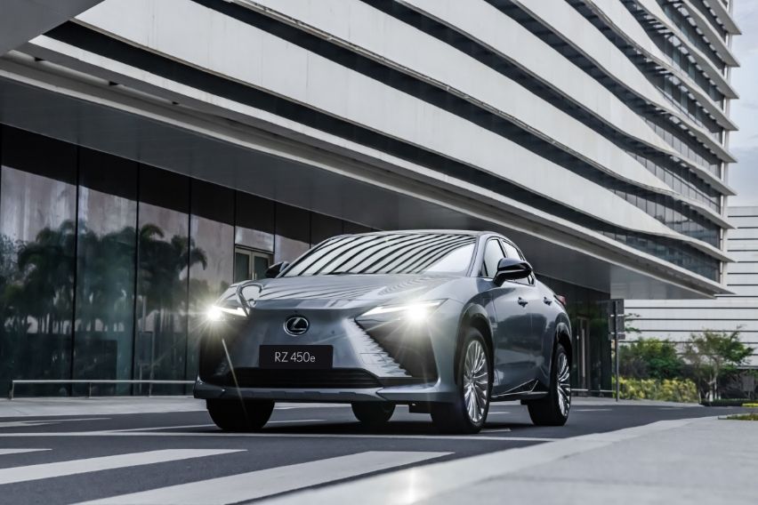 LEXUS RZ450E IN FRONT OF BUILDING