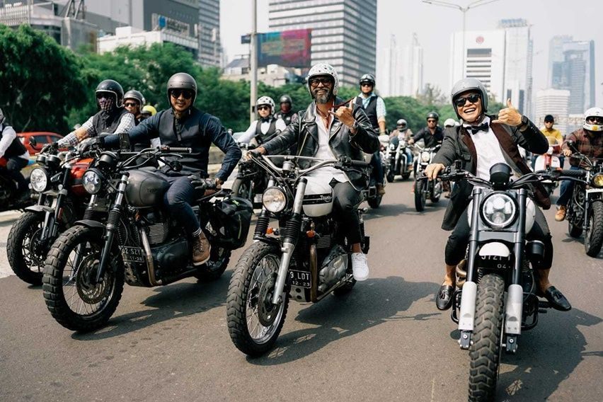 Gunakan Kostum Gentlemen, Ribuan Bikers Keliling Jakarta Sambil Beramal