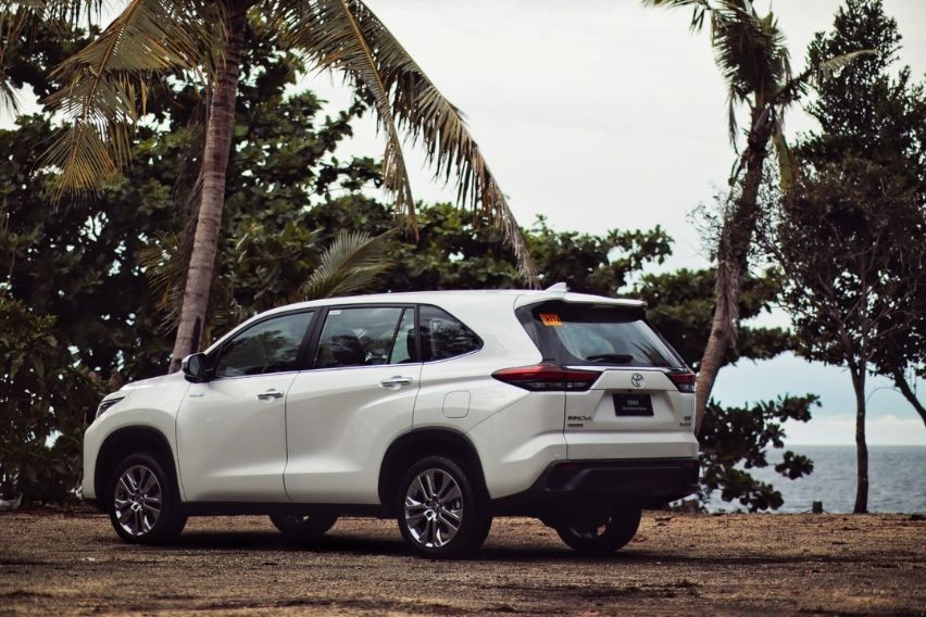 Toyota Zenix reer quarter