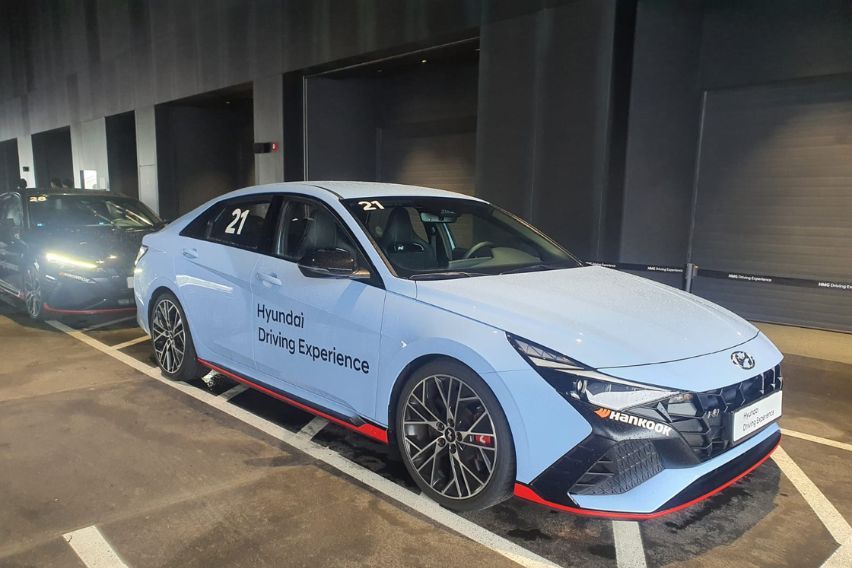 Jangan Iri! Begini Nikmatnya Mengemudikan Sedan Performa Tinggi Hyundai Avante N