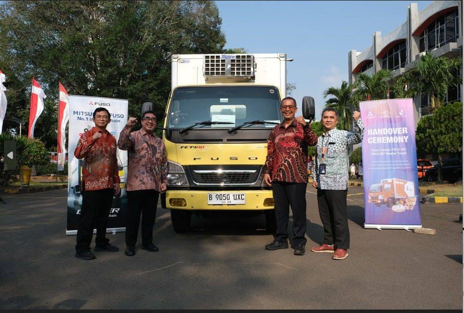 Bantu Program Pemerintah, KTB Serahkan Mitsubishi Fuso Cold Chain ke Poslog Indonesia