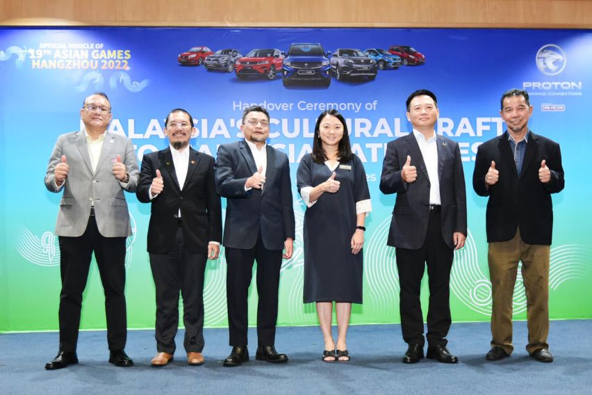 Proton presents Malaysian cultural handicrafts to Asian Games athletes
