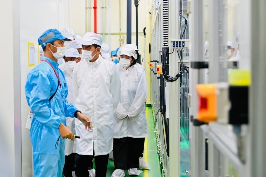 Jokowi Kunjungi Pabrik HLI, Ditarget Hasilkan Sel Lithium Ion 10 GWh per Tahun