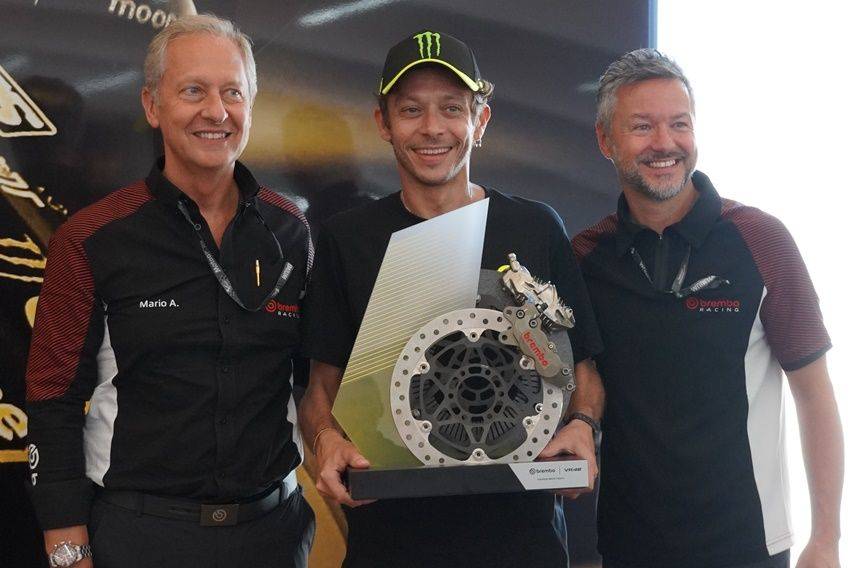 Valentino Rossi Dianugerahi Trofi Spesial dari Brembo Berkat Karier Balapnya