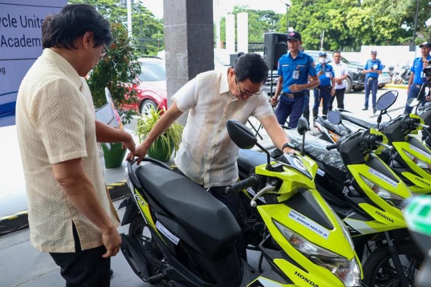 DILG donates MC to MMDA