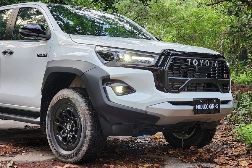 Here are the Toyota Hilux GR-S' interior features