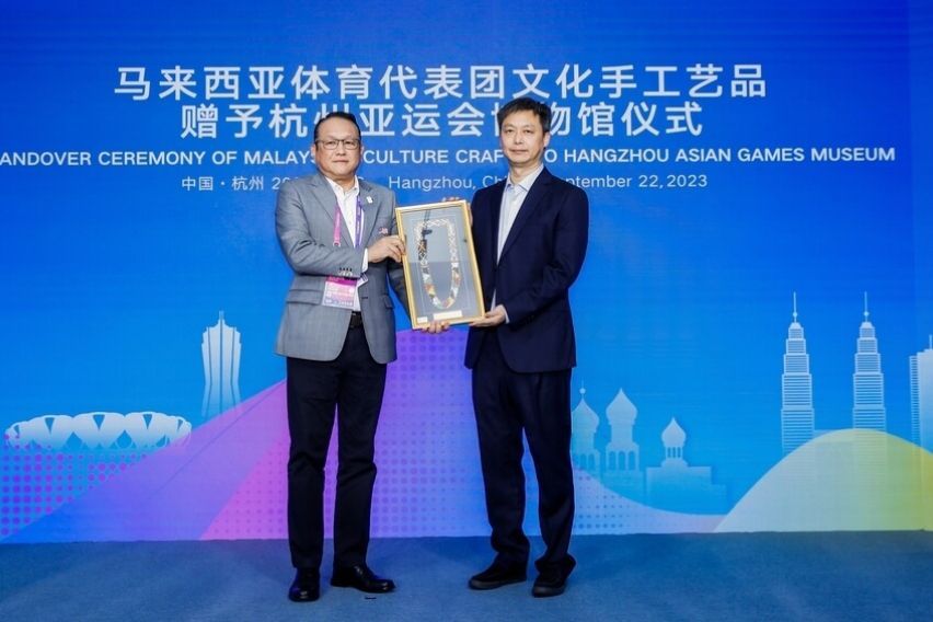Proton offers cultural handicrafts to the Hangzhou Asian Games Museum