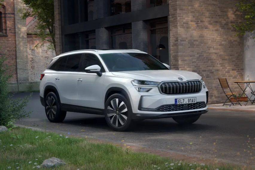 Next-gen Skoda Kodiaq revealed with modest styling tweaks Next-gen Skoda Kodiaq revealed with modest styling tweaks