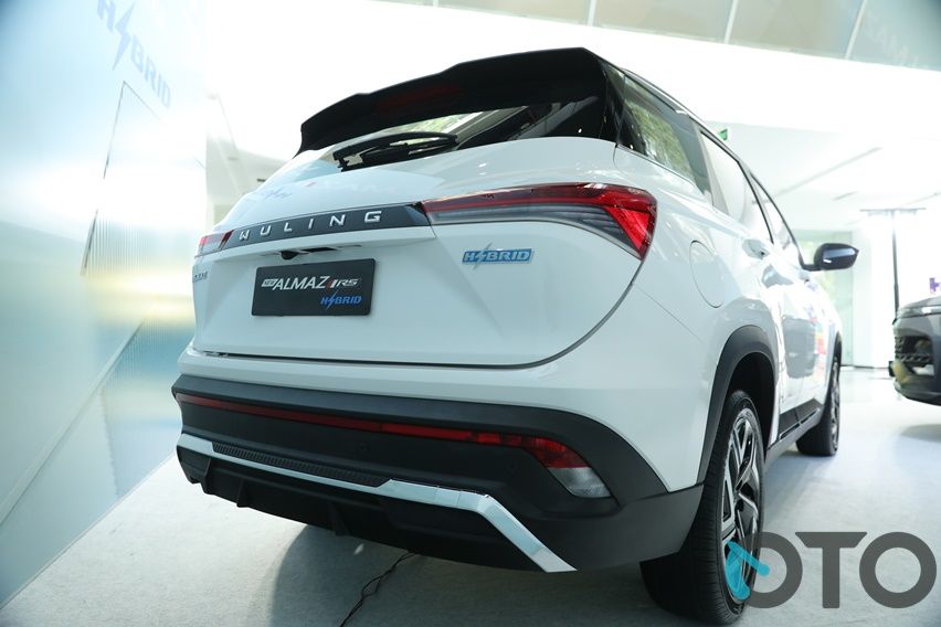 New Wuling Almaz RS Pro Hybrid