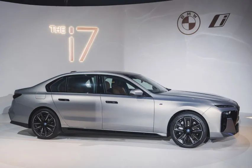 BMW i7