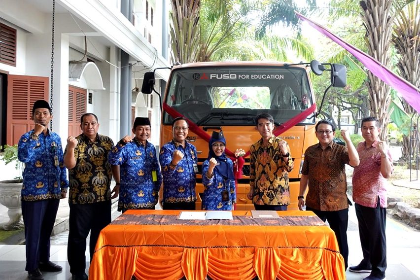 Donasi Fuso Fighter X Euro 4 untuk SMK 5 Surakarta