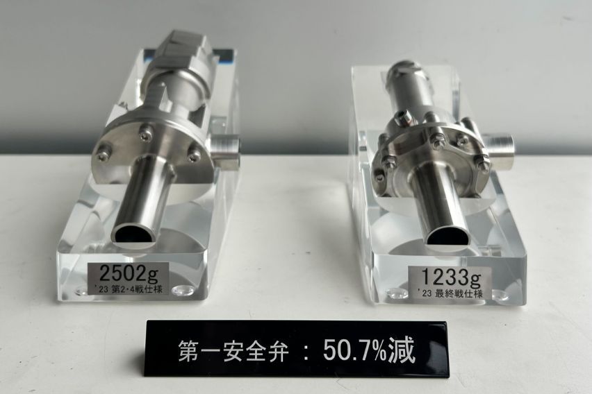 Safety valve before and after weight reduction